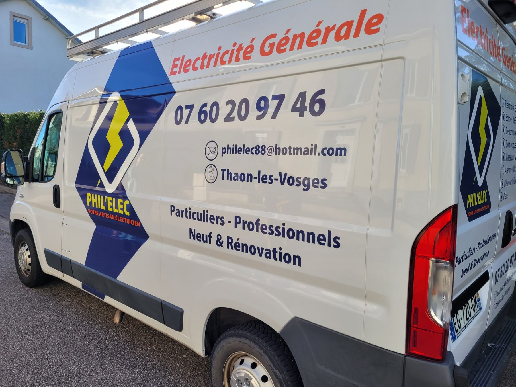 La camionnette Phil'Elec, électricité générale, à Thaon-les-Vosges