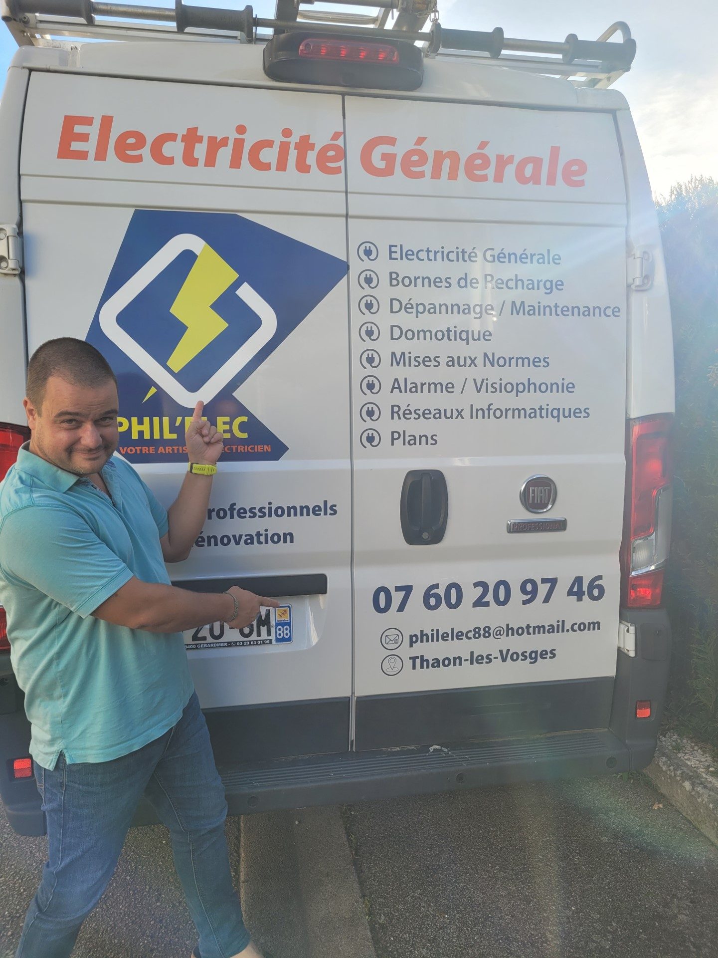 Philippe Gauer montre le logo Phil'Elec sur sa camionnette