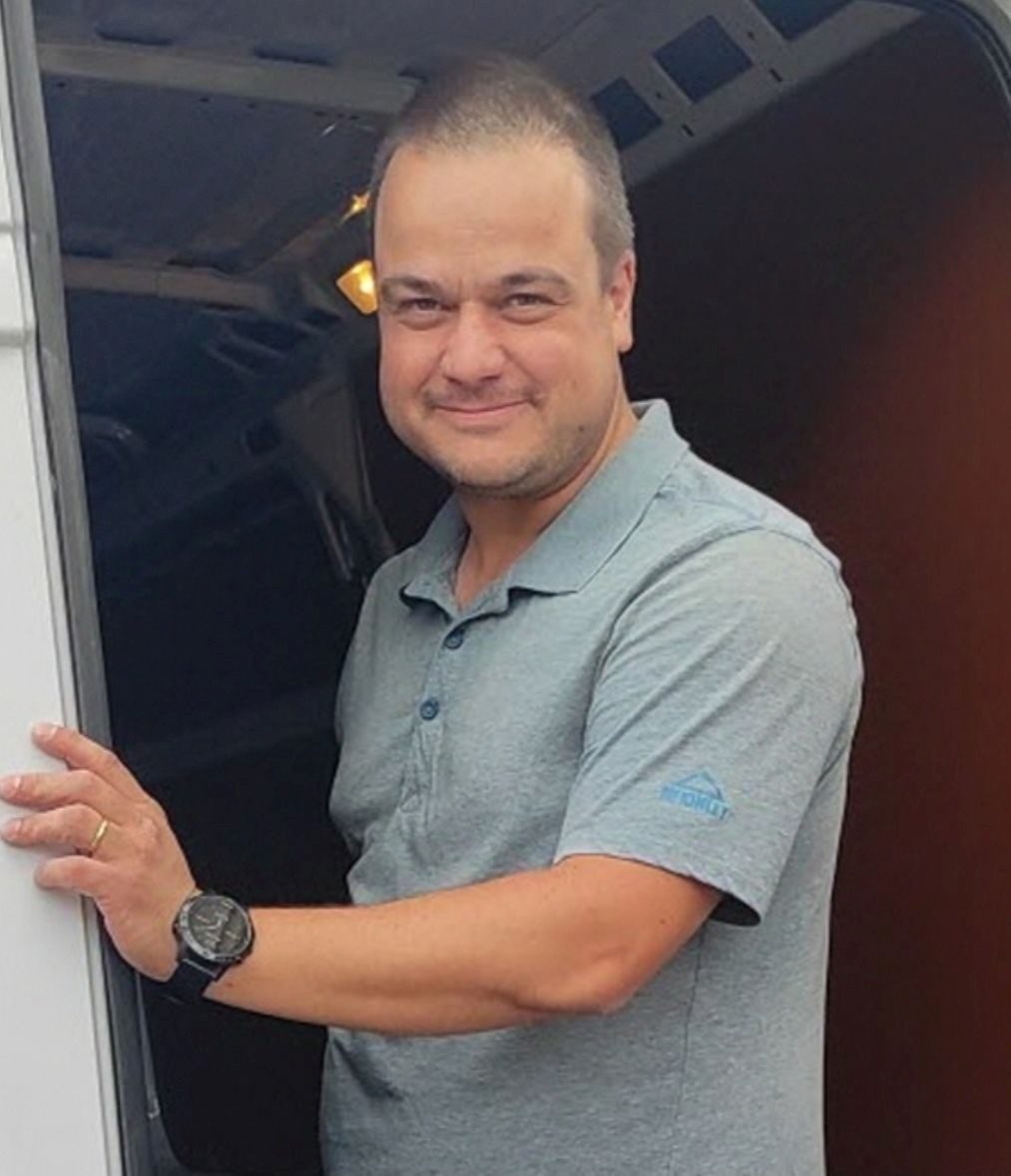 Philippe Gauer, fondateur de Phil'Elec, devant sa camionnette